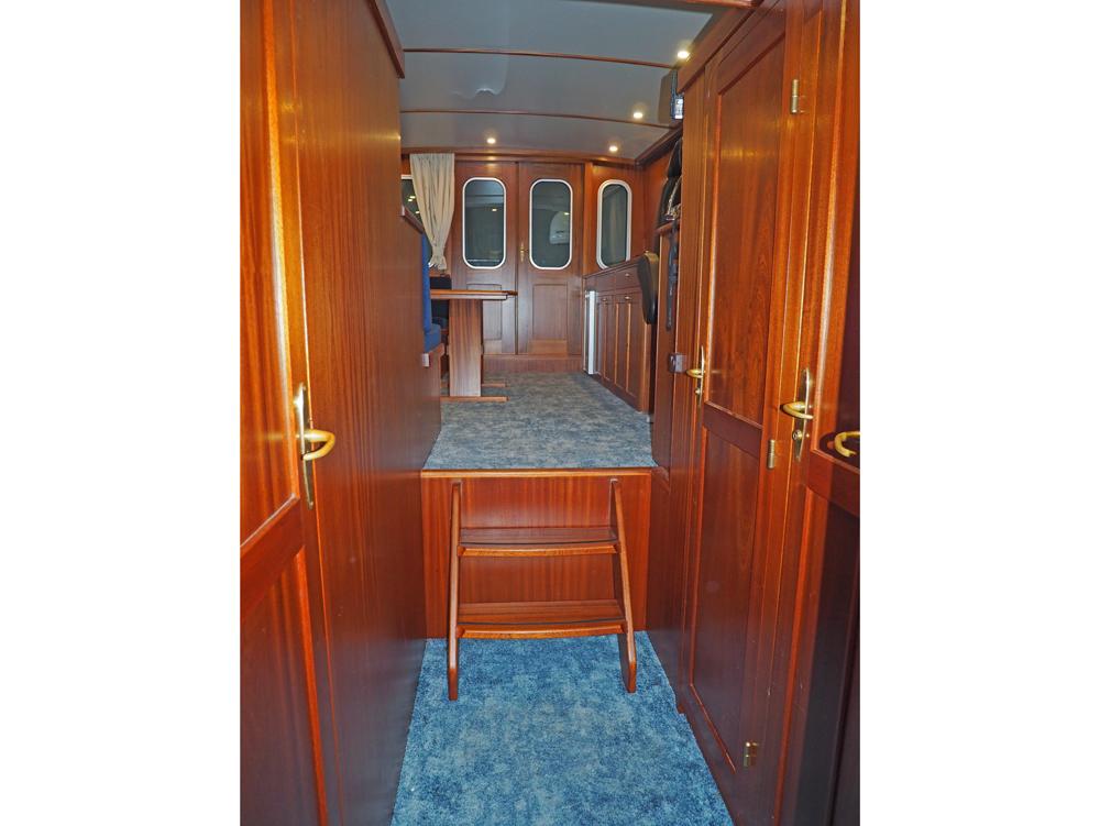 Cabin en avant, H&eacute;bergements